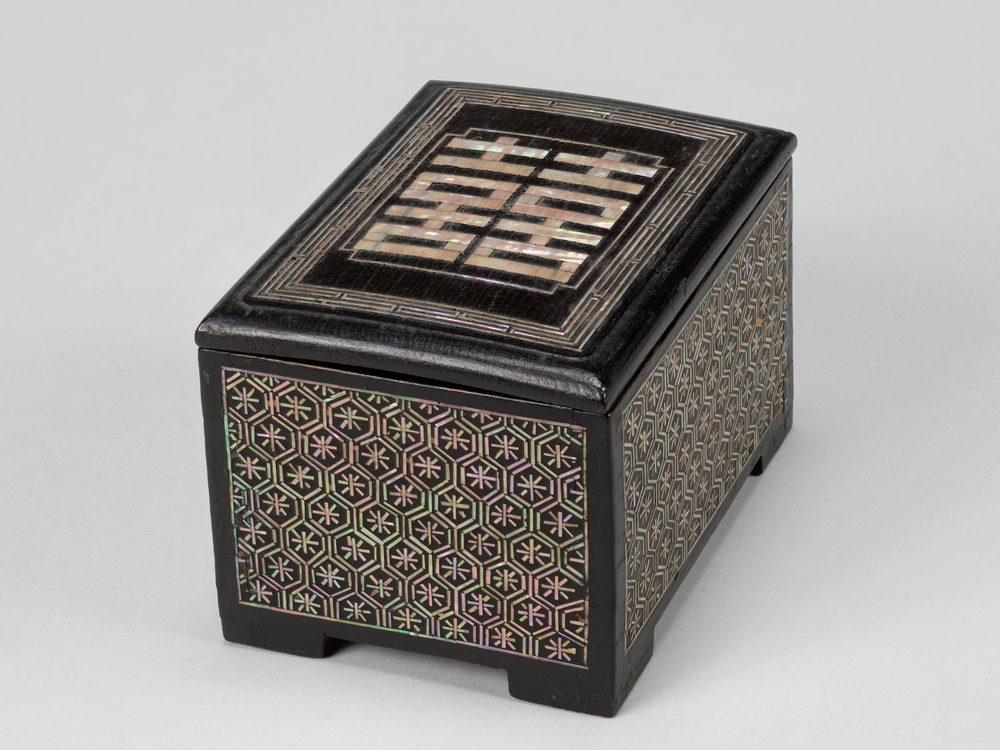 Black lacquer box with a mother-of-pearl double-happiness character and hexagon pattern