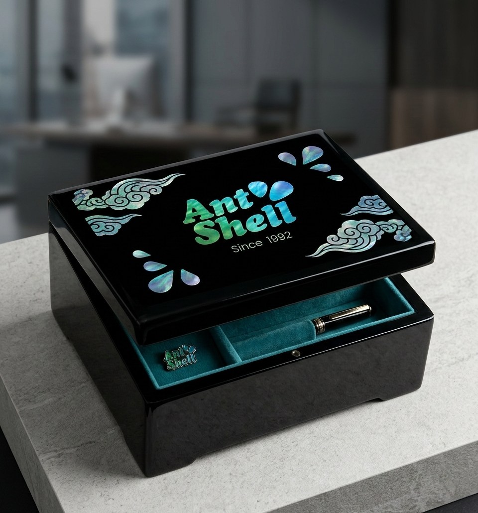 Mother-of-pearl logo gift boxes